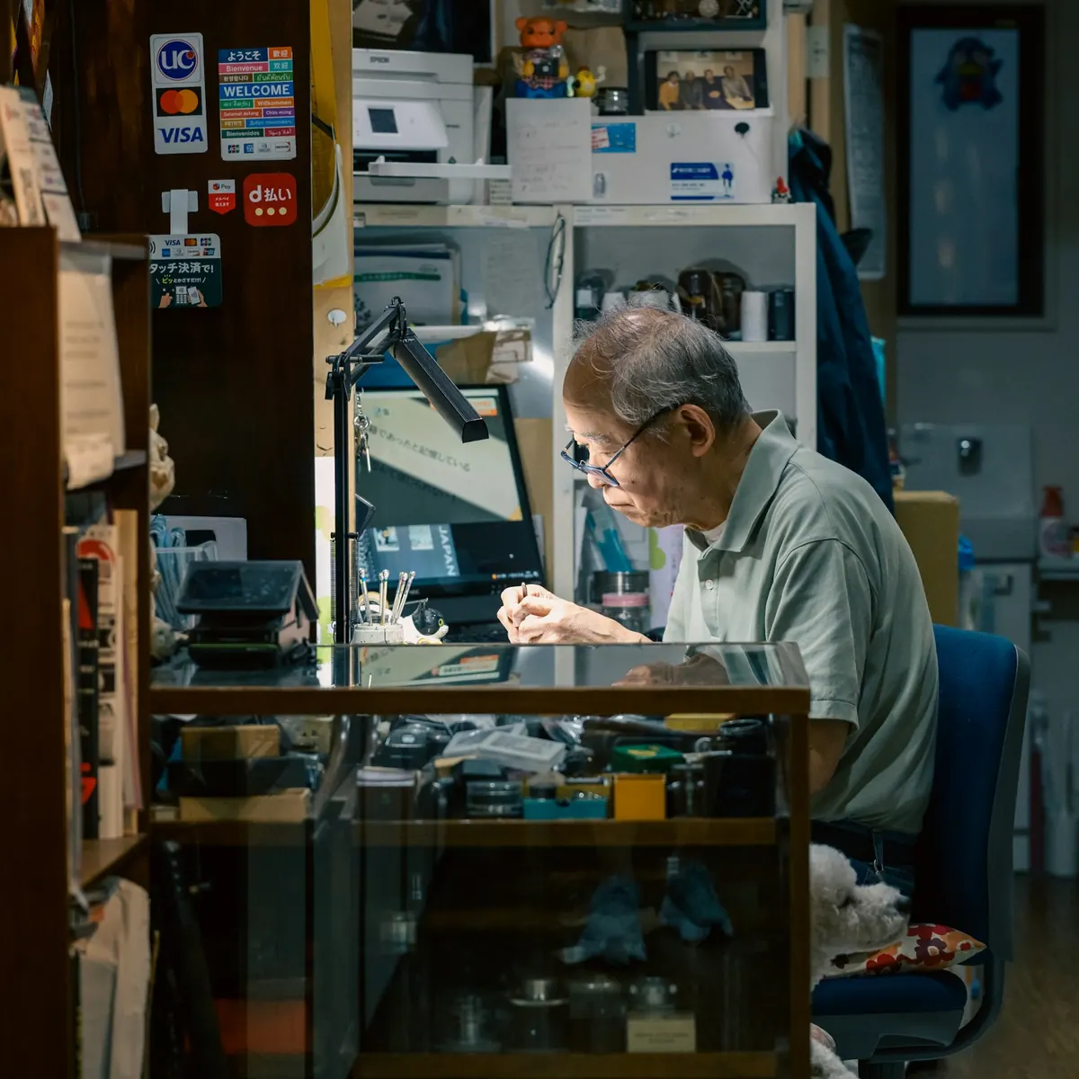 Artisan dans son atelier, devant l'écran de son ordinateur