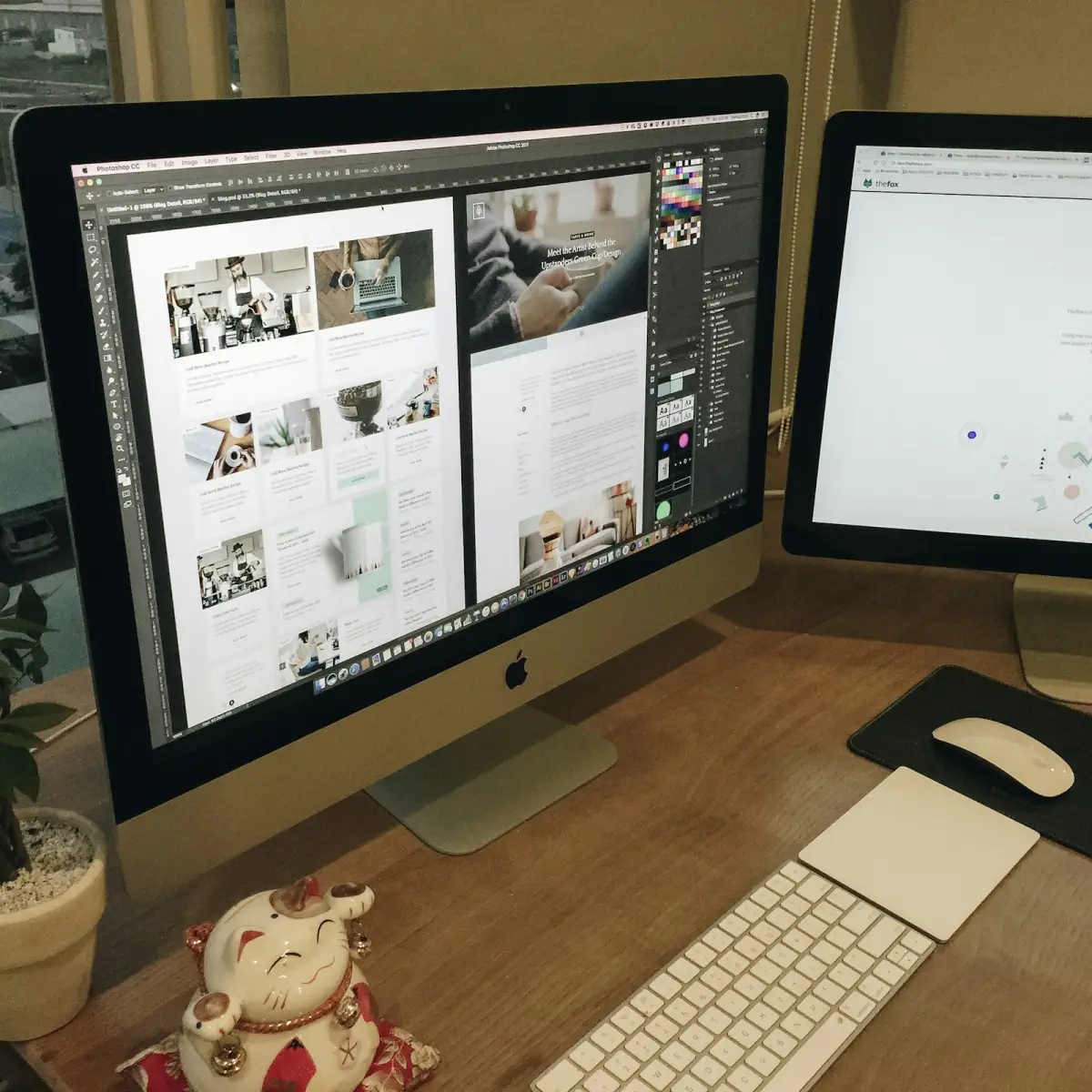 Bureau de création avec un grand écran affichant la maquette d'un site internet