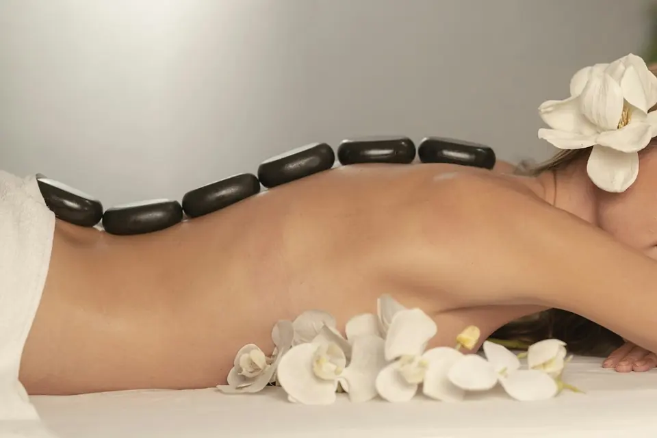Séance de massage aux pierres chaudes dans un cabinet de bien-être